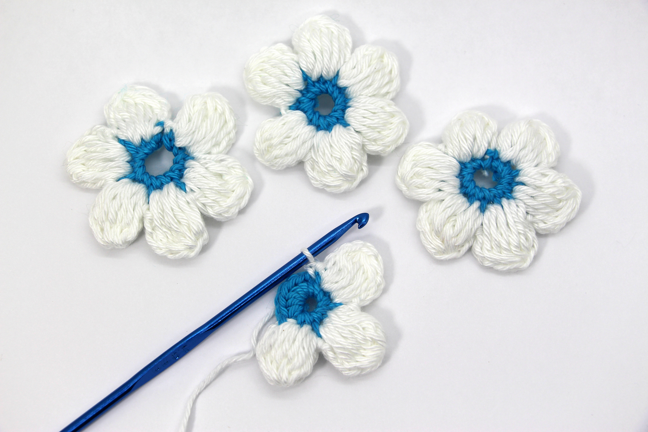 Gehaakte bloemen met haaknaald